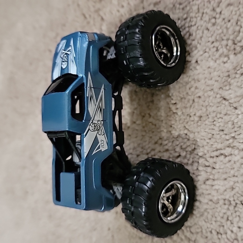 Motormax Mighty Monsters Blue Skull & Crossbones Monster Truck - 1/64